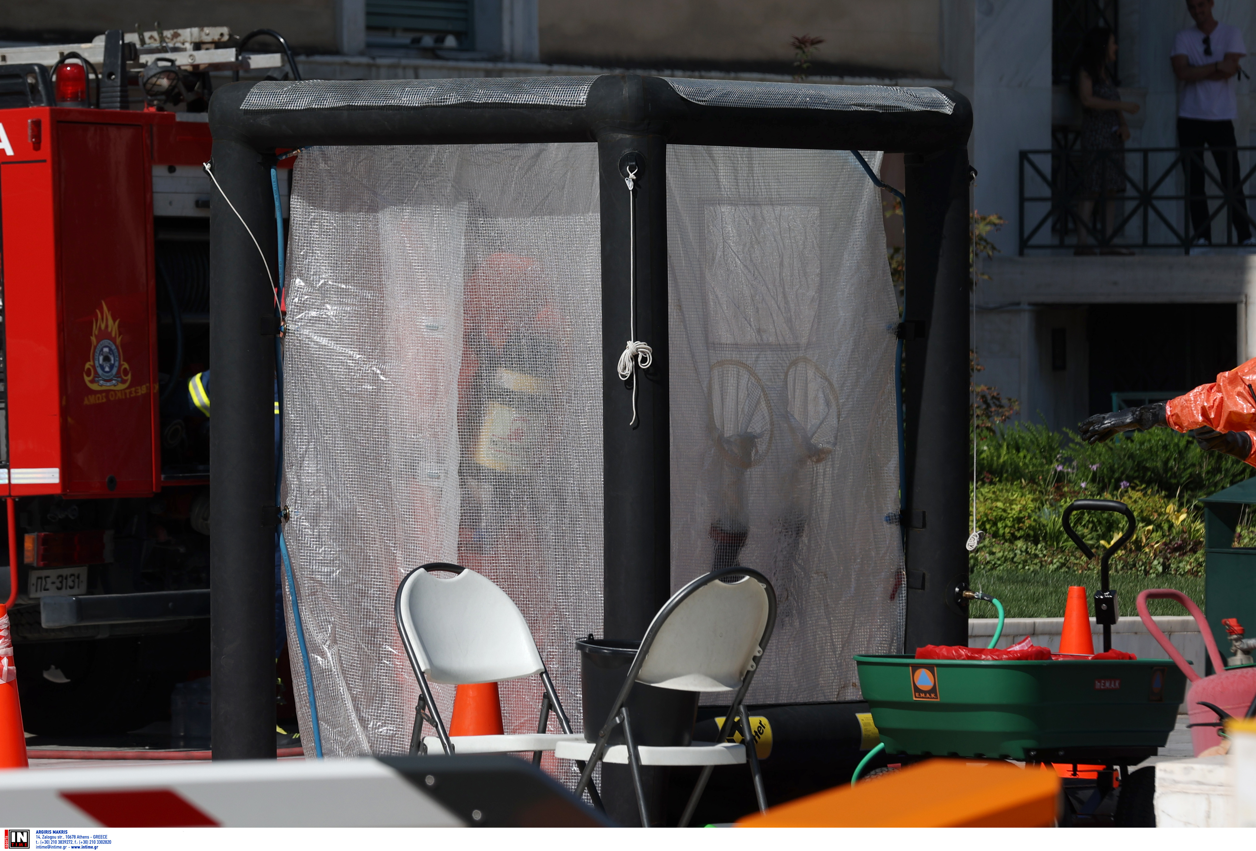  επιχείρηση περισυλλογής φακέλου από τον εξωτερικό χώρο της Βουλής