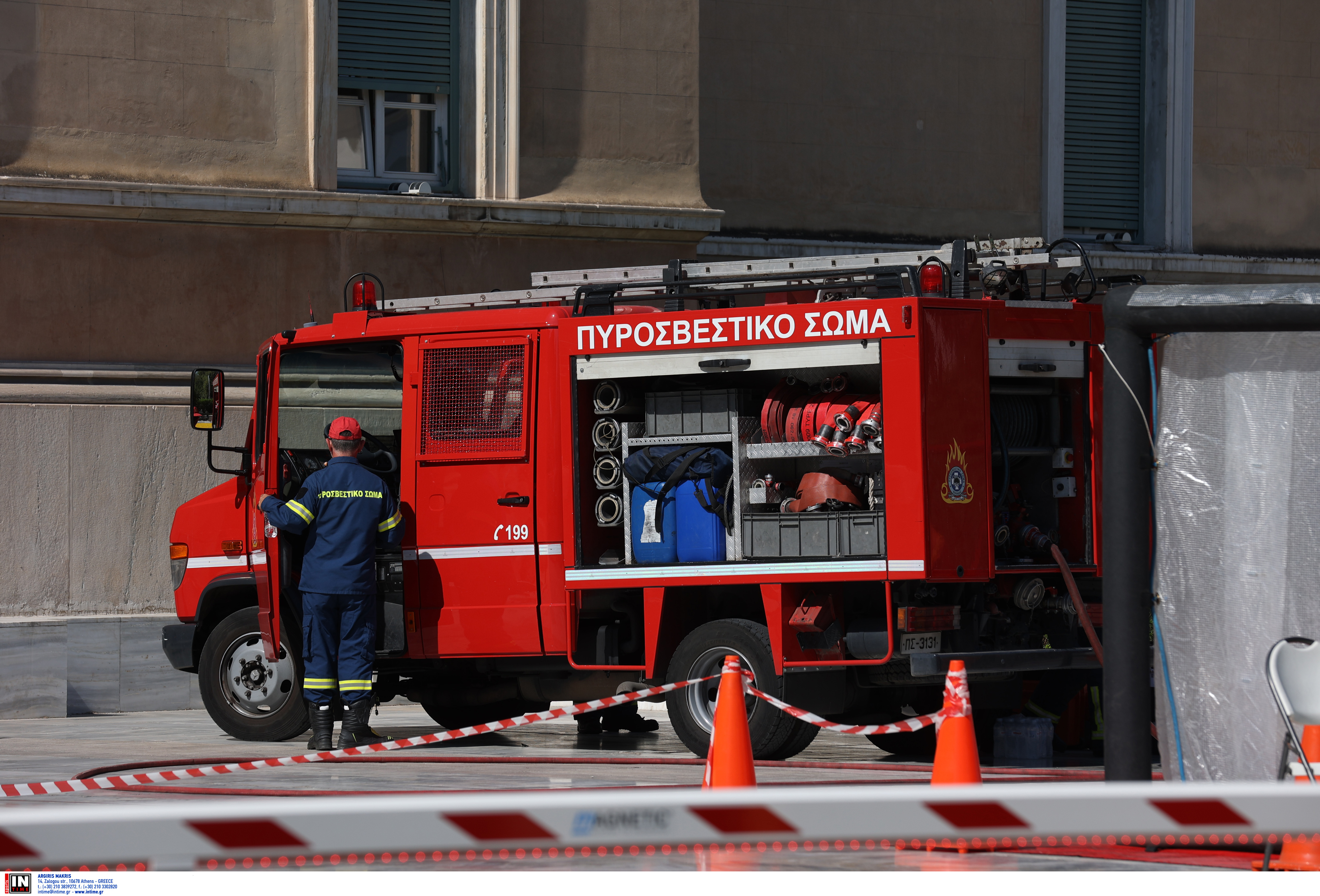 επιχείρηση περισυλλογής φακέλου από τον εξωτερικό χώρο της Βουλής