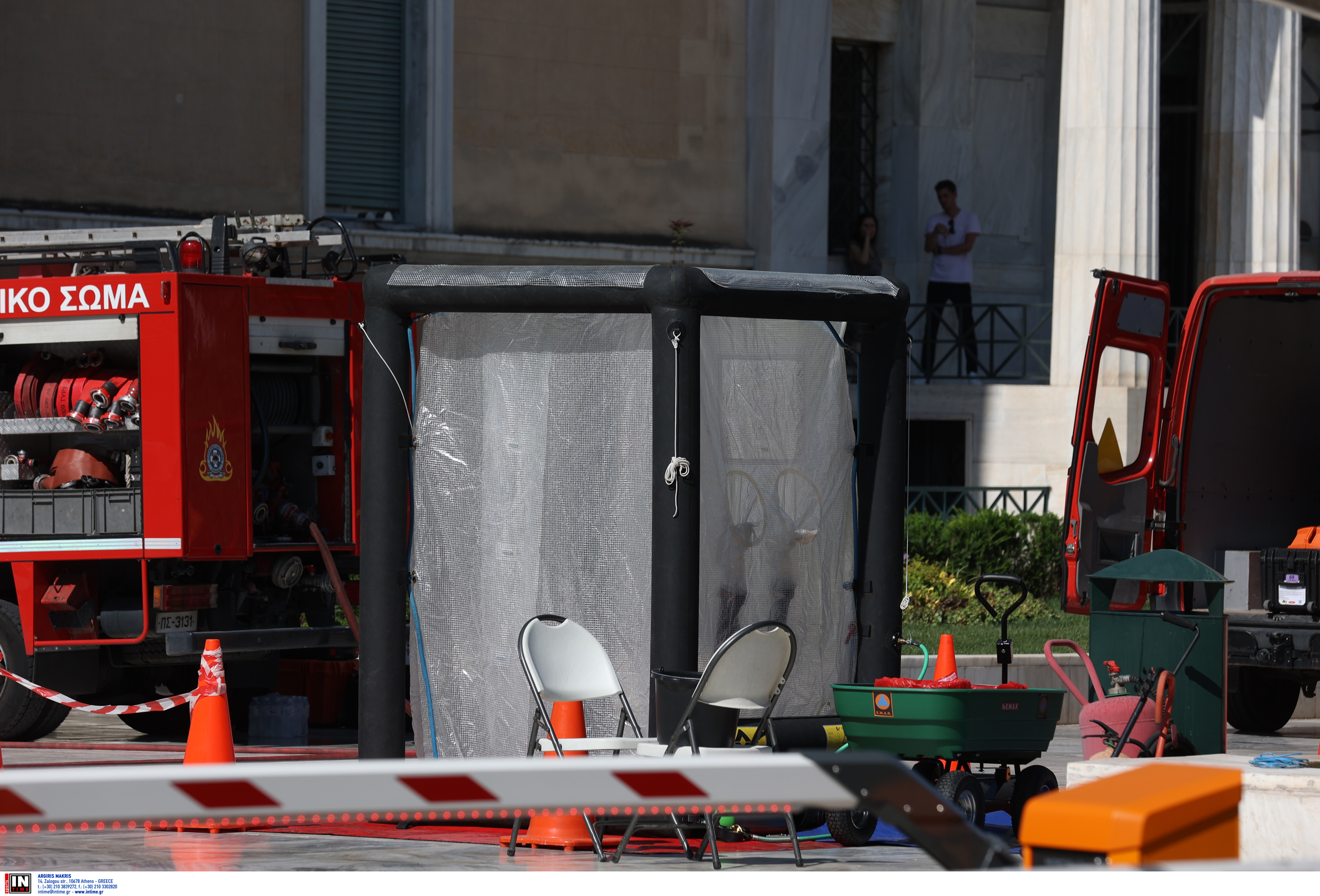  επιχείρηση περισυλλογής φακέλου από τον εξωτερικό χώρο της Βουλής