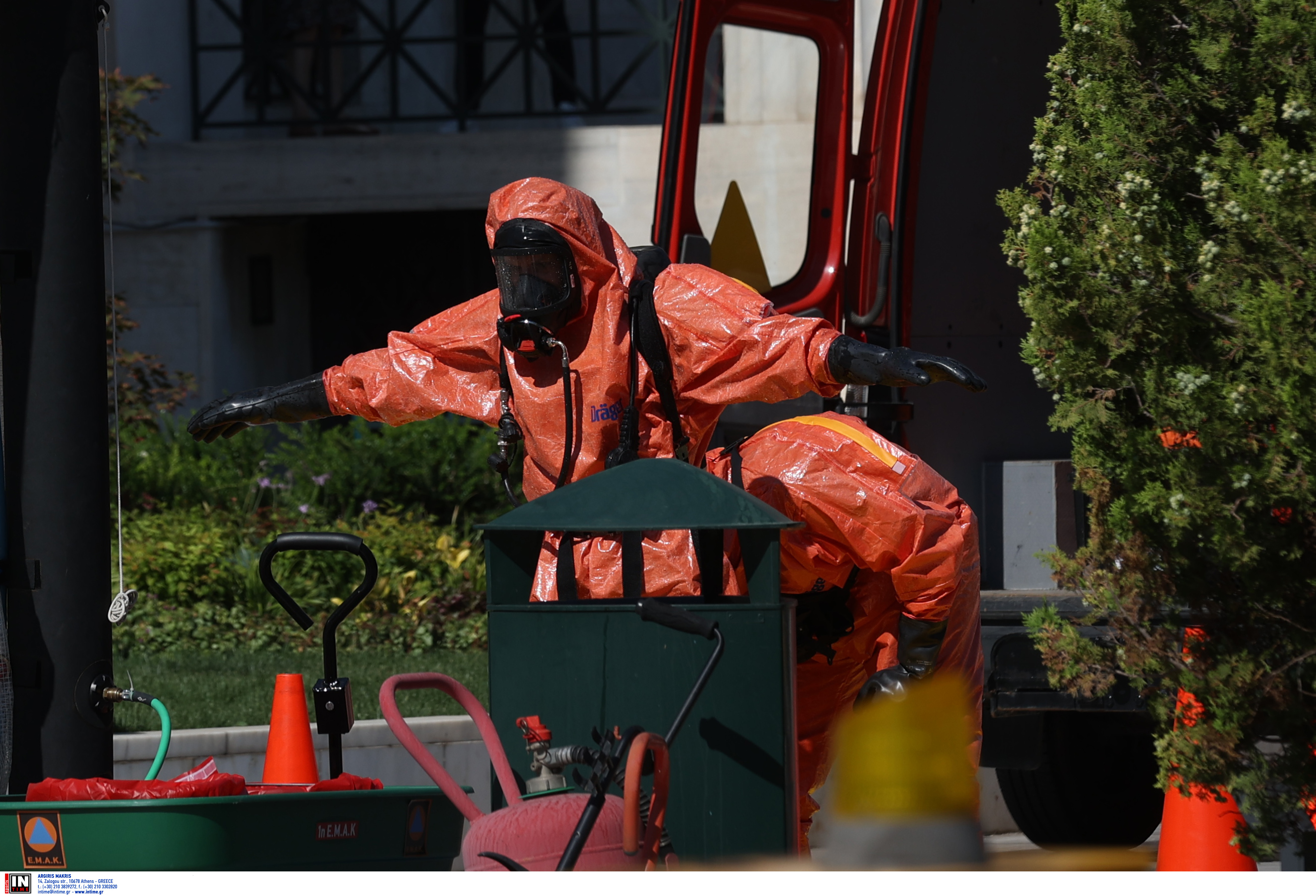 επιχείρηση περισυλλογής φακέλου από τον εξωτερικό χώρο της Βουλής