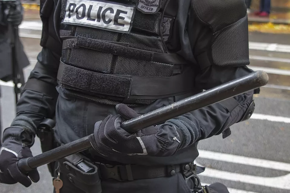 Λος Άντζελες: Ύποπτος προσπαθεί να πνίξει αστυνομικό με το ίδιο του το γκλομπ