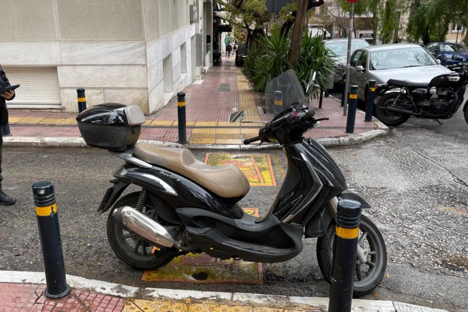 Μηχανάκια πάνω στο πεζοδρόμιο; Έρχεται εφαρμογή για ψηφιακό «κάρφωμα»