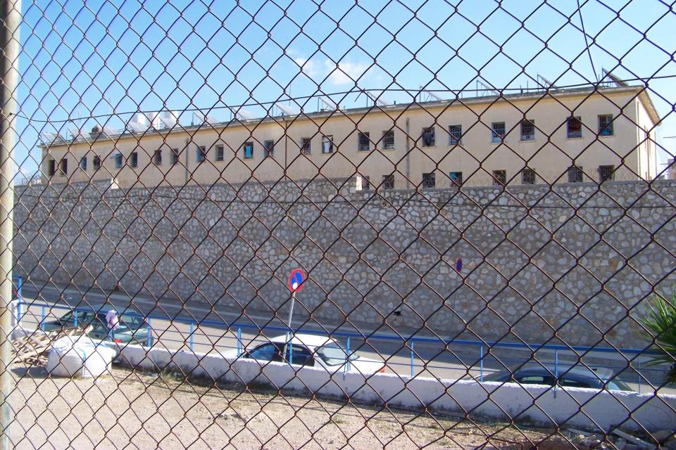 Φυλακές Κορυδαλλού: Μητέρα προσπάθησε να «περάσει» ναρκωτικά στον γιο της κρυμμένα σε... παντόφλες [εικόνες]