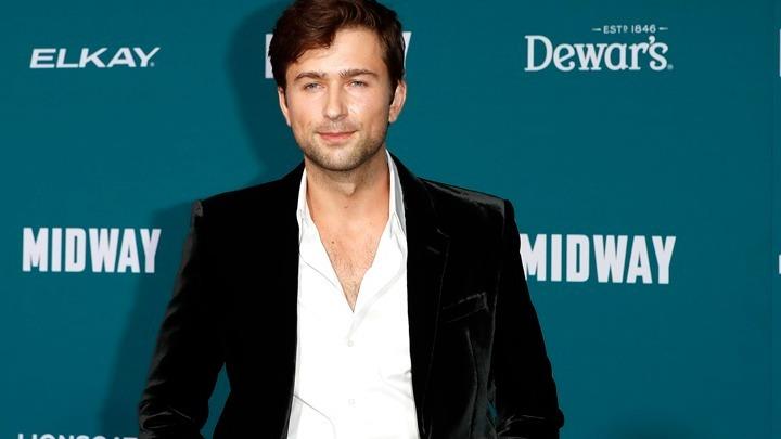 Ο Μπράντον Σκλέναρ πρωταγωνιστεί στο «It Ends With Us» μαζί με την Μπλέικ Λάιβλι 