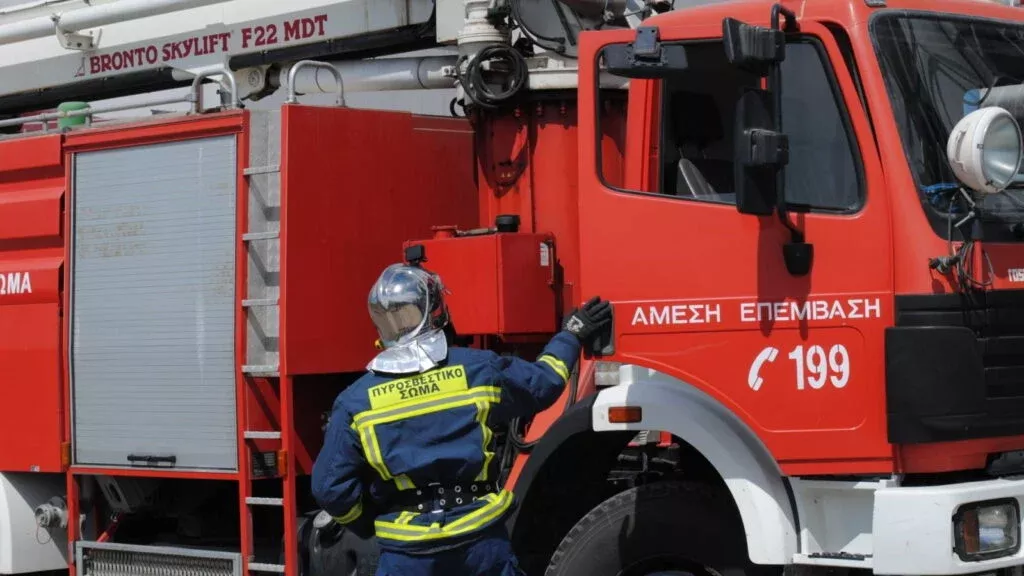 Φωτιά σε επαγγελματικό χώρο στον Πειραιά -Έσπευσαν 12 πυροσβέστες με 4 οχήματα