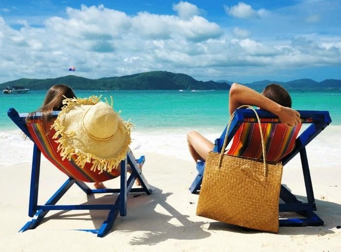 Καταγγελία-ΣΟΚ: Έκατσαν στην άκρη παραλίας με ξαπλώστρες και τους έδιωξαν!