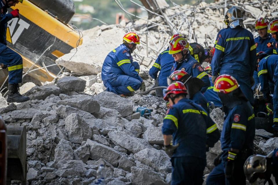 https://www.newsbomb.gr/ellada/story/1451437/patra-synexizontai-oi-erevnes-sta-syntrimmia-tis-gefyras-pou-katerrefse-tesseris-syllipseis