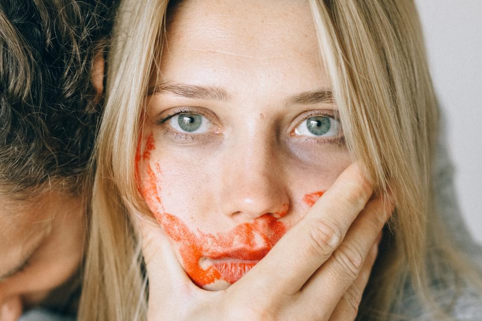 ενδοοικογενειακή βία