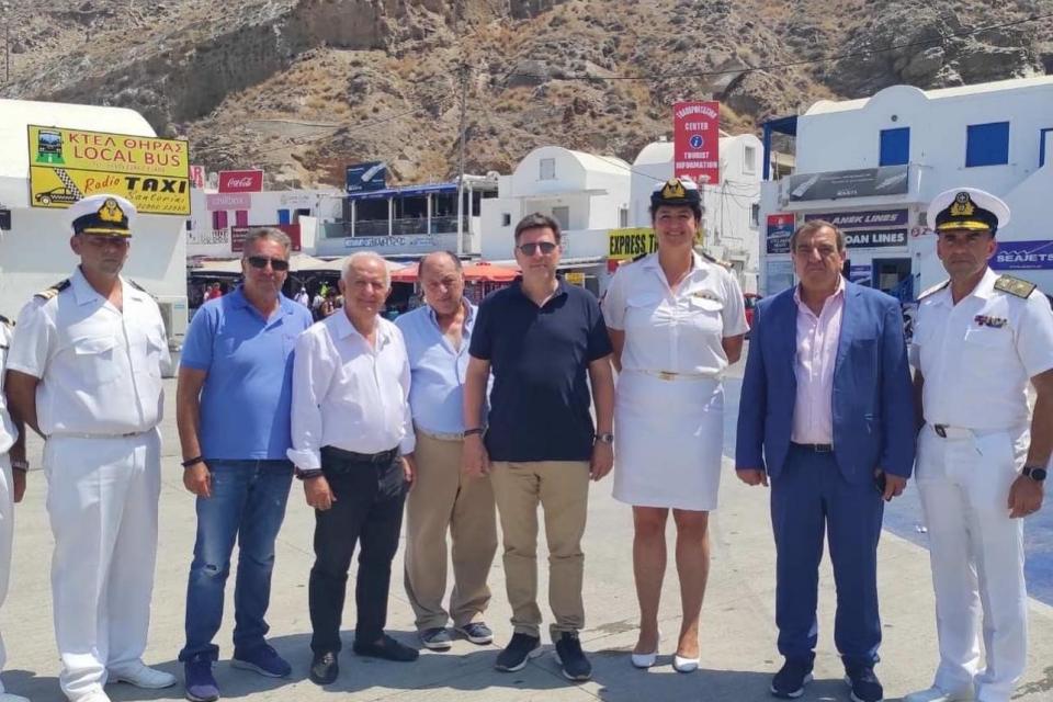Θα είμαστε δίπλα στους Σαντορινιούς στις προσπάθειές τους να βελτιώνουν τις τουριστικές τους υπηρεσίες» ανέφερε ο Υπουργός Ναυτιλίας και Νησιωτικής Πολιτικής Μιλτιάδης Βαρβιτσιώτης, κατά την επίσκεψή του στην Σαντορίνη και την συνάντηση που είχε στο Δημαρχείο με τον Δήμαρχο Αντώνη Σιγάλα και τον Έπαρχο Μπάμπη Δαρζέντα, όπου συζήτησαν εκτενώς επί διαφόρων ζητημάτων που αφορούν στην τοπική κοινωνία και στις υποδομές του νησιού.  Ο κ. Βαρβιτσιώτης πραγματοποίησε αυτοψία στις υφιστάμενες υποδομές και εγκαταστάσ