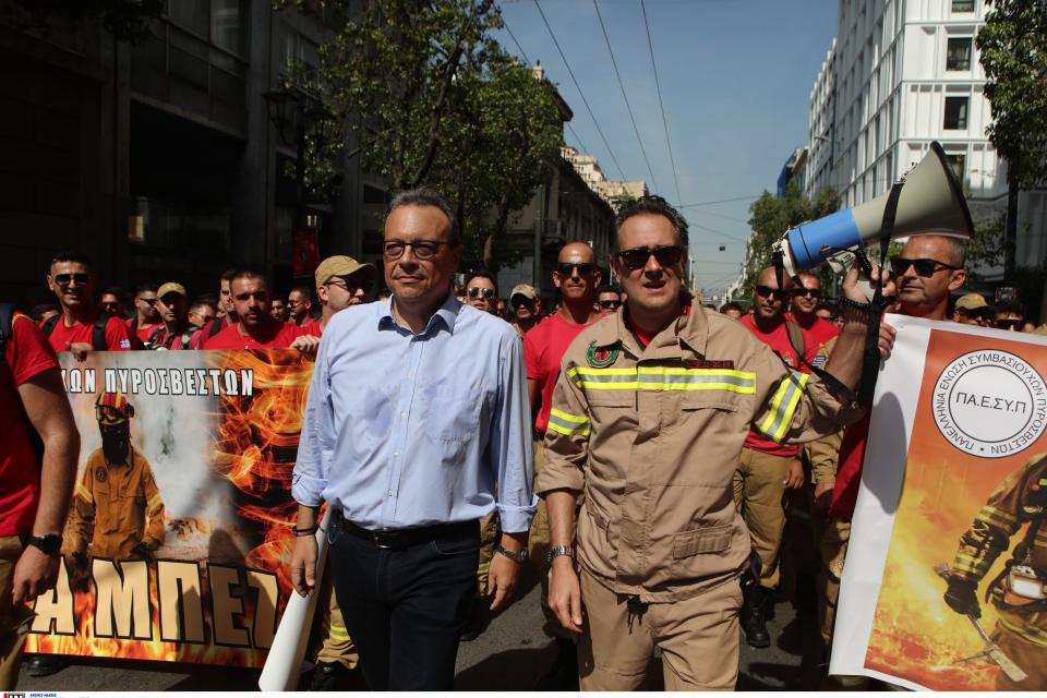Συλλαλητήριο εποχικών πυροσβεστών και πυροσβεστριών