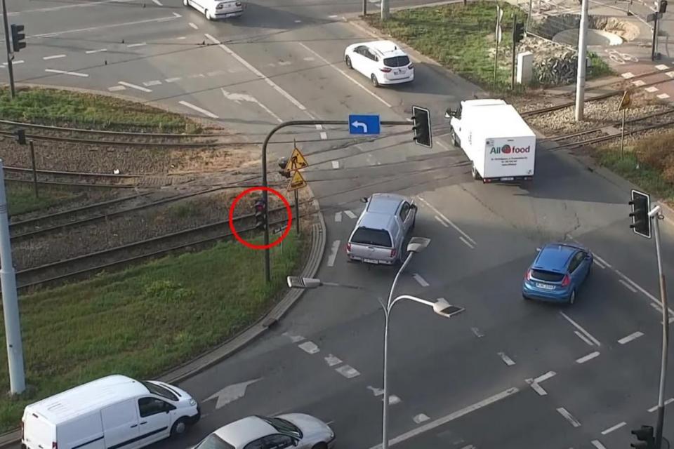 Αυτό είναι το νέο όπλο της Τροχαίας -Δείτε πώς συλλαμβάνει όσους περνούν με κόκκινο