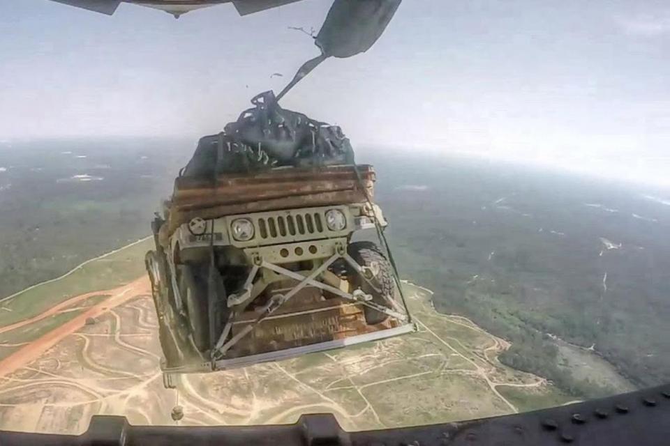 Όταν ο ουρανός έβρεχε Hummer- Η απίστευτη γκάφα του αμερικανικού στρατού (Video)