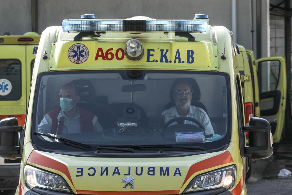 Σοβαρό τροχαίο στο Ηράκλειο: Επιχείρηση για τον απεγκλωβισμό 38χρονου