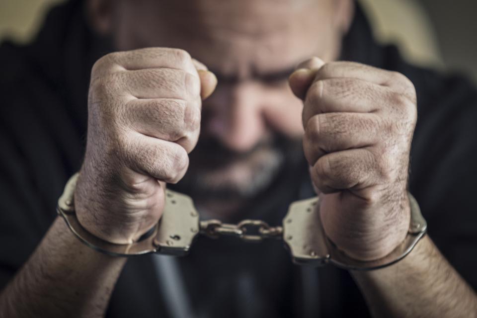 Συνελήφθη 42χρονος που μετέδιδε ζωντανά μέσω διαδικτύου κακοποιητικές πράξεις σε βάρος 2 ΑμεΑ