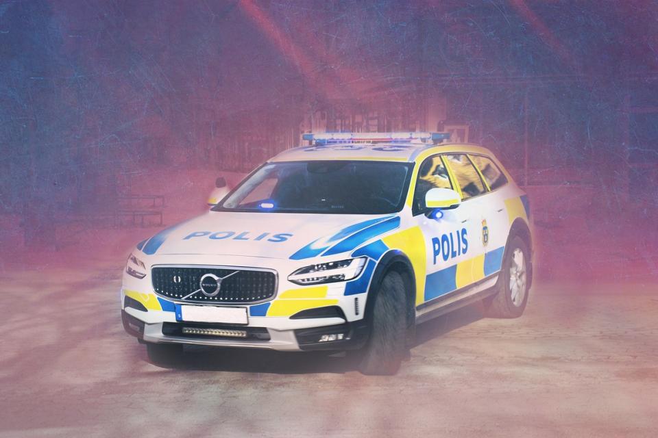 Επεισοδιακή καταδίωξη - Η στιγμή που οδηγός BMW «καρφώθηκε» από περιπολικά της αστυνομίας