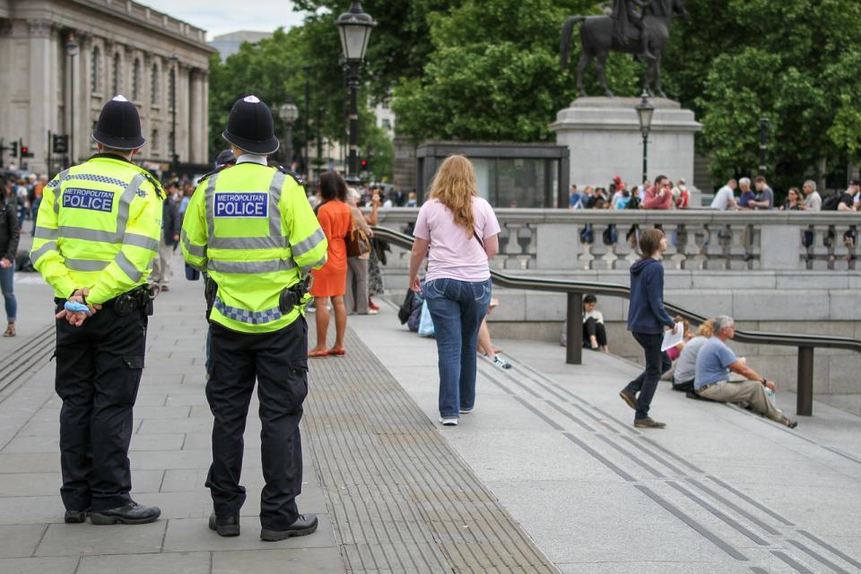 Αυτά είναι τα νέα αστυνομικά μπαλώματα που φορούν οι αστυνομικοί της Αγγλίας στις στολές τους και είναι για καλό σκοπό!
