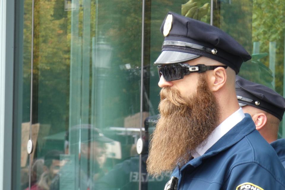 Οι αστυνομικοί του NYPD ξυρίζουν τα γένια τους