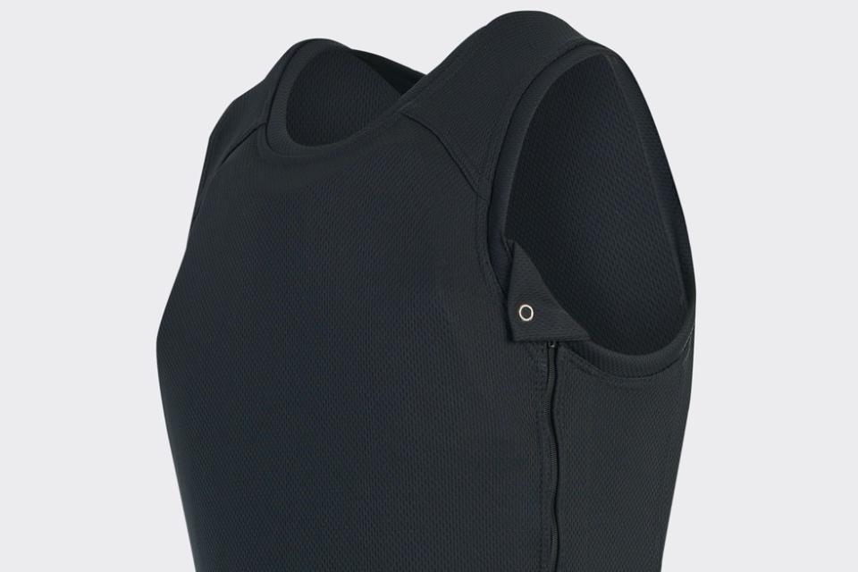 anorak_carriers_undershirt-i_black_34