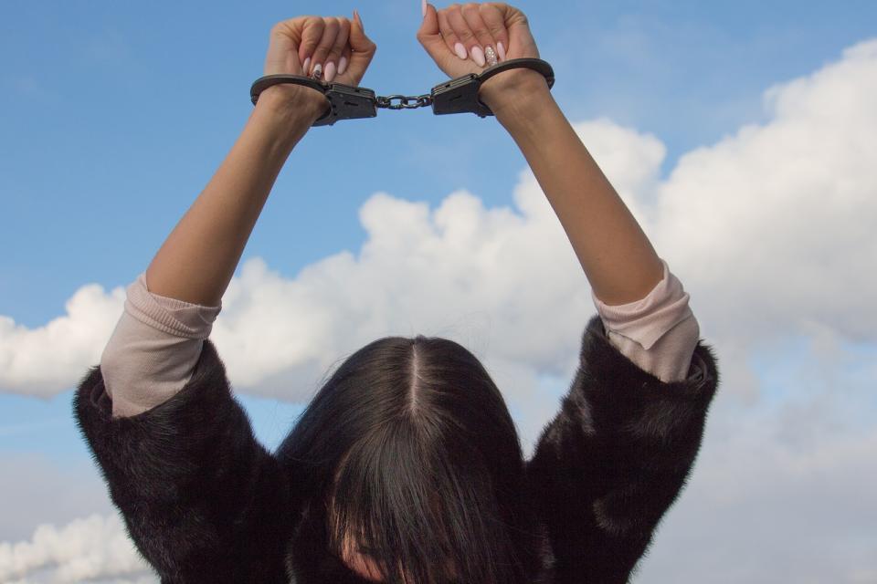 ΣΥΛΛΗΨΗ ΓΥΝΑΙΚΑ ΧΕΙΡΟΠΕΔΕΣ