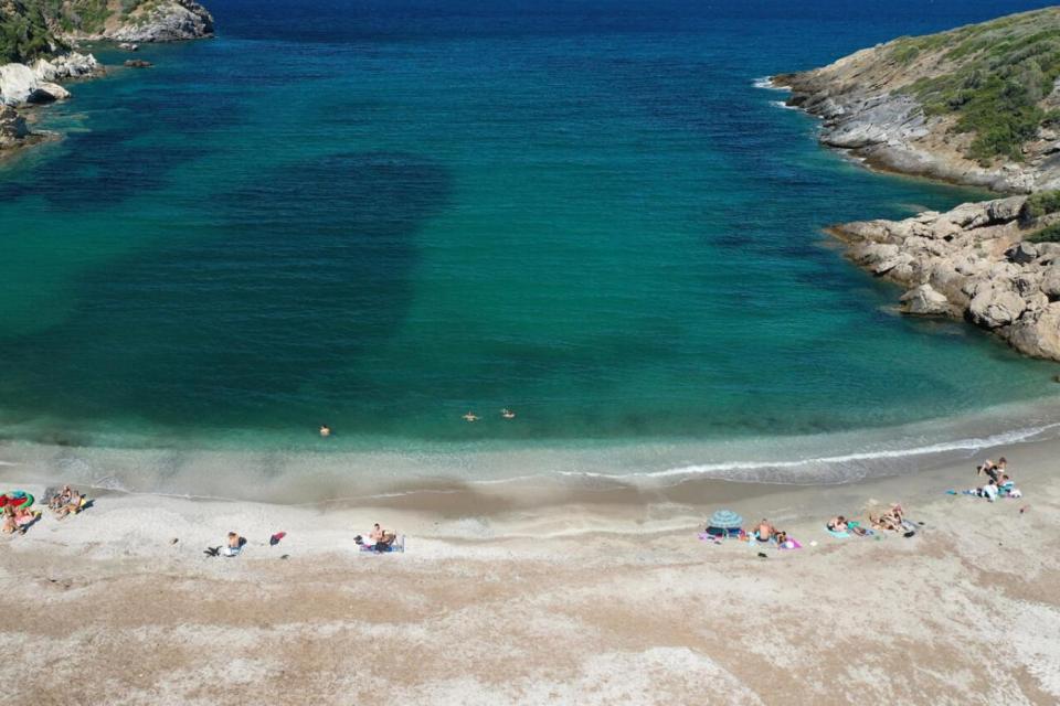 Η παραλία με τη λευκή άμμο απέχει 2 ώρες από την Αθήνα - Πού βρίσκεται