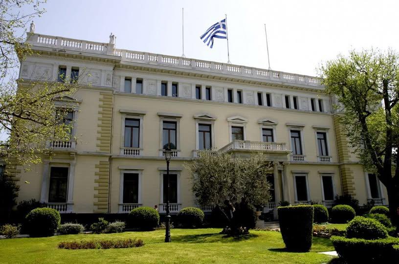 Στη γιορτή για την αποκατάσταση της Δημοκρατίας καλούνται κάθε χρόνο εκπρόσωποι των θεσμών, της κοινωνίας, του πολιτικού, ακόμα και του καλλιτεχνικού κόσμου. Όμως πέρσι, οι γονείς του αείμνηστου Γεωργίου Λυγγερίδη του συναδέλφου  που έπεσε εν ώρα καθήκοντος υπερασπιζόμενος την κοινωνική ειρήνη δεν προσκλήθηκαν.   Αυτό δεν ήταν απλώς μια παράλειψη. Ήταν ένα βαθύ ηθικό λάθος.   Η Δημοκρατία που αποκαθίσταται και γιορτάζεται κάθε χρόνο στο Προεδρικό Μέγαρο, δεν μπορεί να αγνοεί πλέον εκείνους που πλήρωσαν με τ
