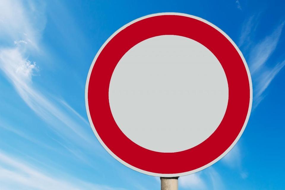 Πρόστιμο 150 ευρώ και αφαίρεση διπλώματος για τους παραβάτες οδηγούς - Τι σημαίνει το «άδειο» σήμα των ελληνικών δρόμων