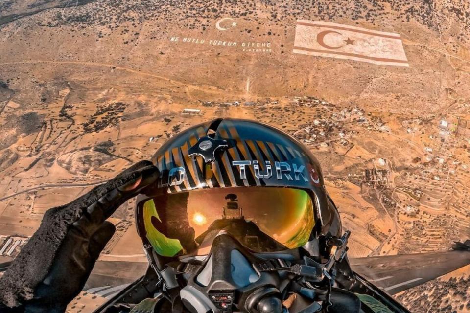 Προκαλεί το τουρκικό υπουργείο Άμυνας: Ανάρτηση με πιλότο πάνω από τον κατεχόμενο Πενταδάκτυλο