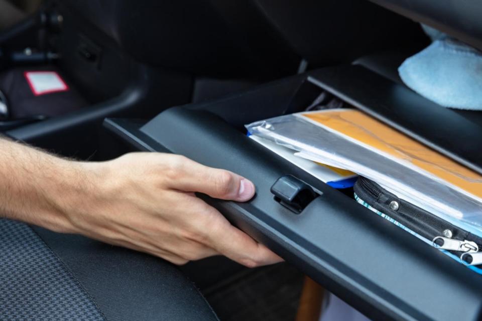 Εγκληματολόγος αποκαλύπτει: Αυτά είναι τα δύο αντικείμενα που δεν πρέπει να αφήσεις ποτέ μέσα στο αυτοκίνητο