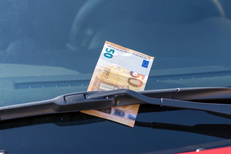 Άγνωστοι αφήνουν 50 ευρώ στο παρμπρίζ