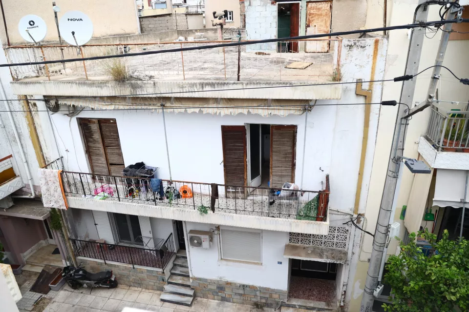 Η τρώγλη των Αγίων Αναργύρων εκθέτει γονείς, κοινωνικές υπηρεσίες και κράτος