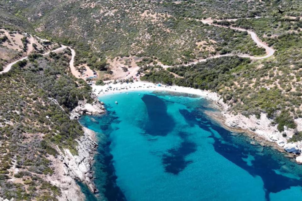 Αυτή είναι η παραλία με τη λευκή άμμο που απέχει μόλις 2 ώρες από την Αθήνα -Πού βρίσκεται