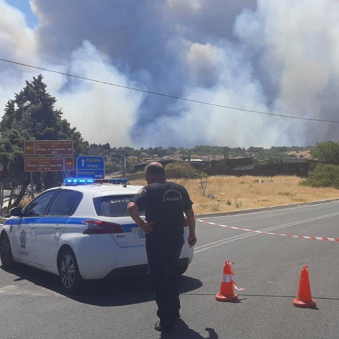 ΕΛ.ΑΣ.: 218 αστυνομικοί, 69 οχήματα και πτητικό μέσο, συνδράμουν σε περιοχές όπου εξελίσσεται η πυρκαγιά
