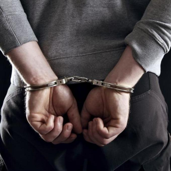 Συνελήφθη αλλοδαπός με ένταλμα σύλληψης για απόπειρα ανθρωποκτονίας, οπλοφορία και οπλοχρησία