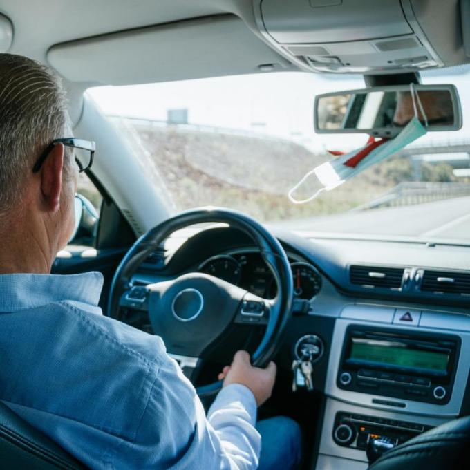 Θα μπορούμε να οδηγούμε μετά τα 60; -Τι αλλάζει στα διπλώματα