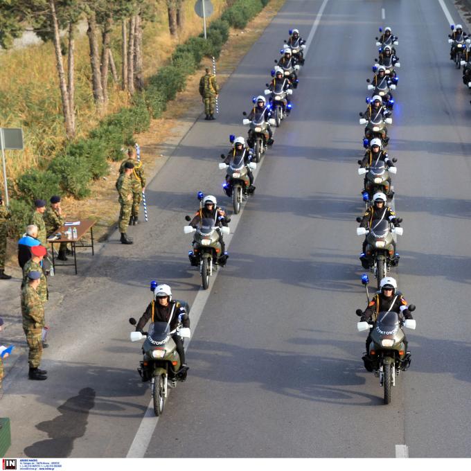 ΔΟΚΙΜΑΣΤΙΚΗ ΠΑΡΕΛΑΣΗ ΜΗΧΑΝΟΚΙΝΗΤΩΝ ΤΜΗΜΑΤΩΝ ΣΤΗΝ ΕΘΝΙΚΗ ΟΔΟ ΘΕΣΣΑΛΟΝΙΚΗΣ