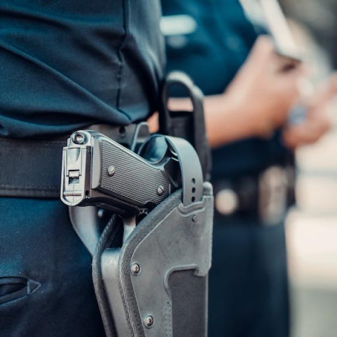 Οι σκληρές υπερωρίες αστυνομικού στο Λος Άντζελες που σύμφωνα με την οικογένειά του τον οδήγησαν στην αυτοκτονία