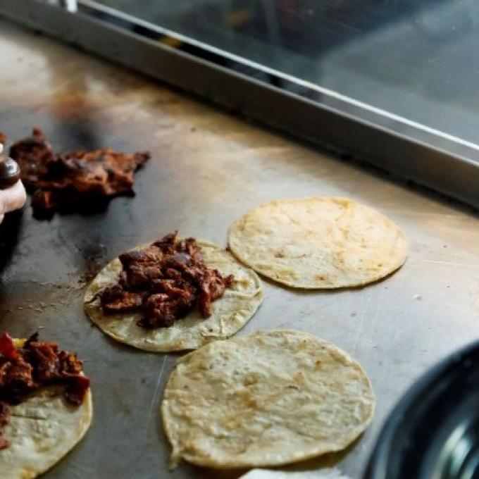 σερβίρει τάκος