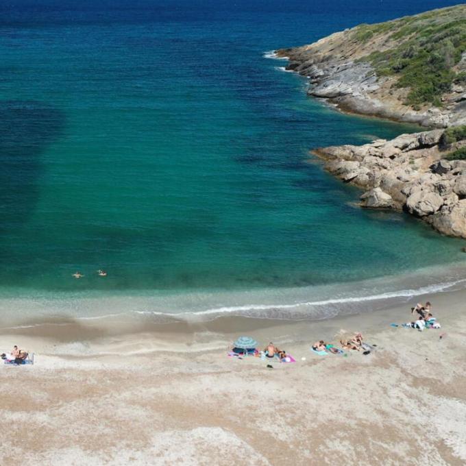 Η παραλία με τη λευκή άμμο απέχει 2 ώρες από την Αθήνα - Πού βρίσκεται