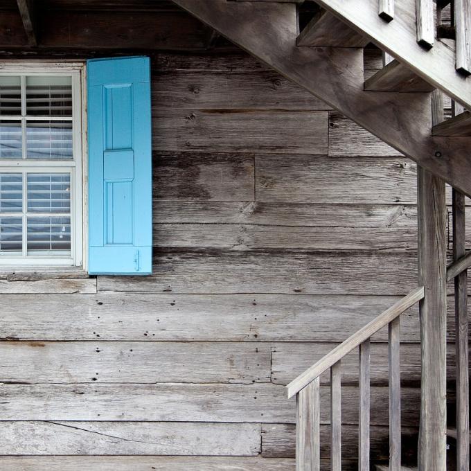 Τις 210 φτάνουν οι καταγγελίες για ετοιμόρροπα κτίσματα που έχει δεχθεί από πολίτες η Πολεοδομία Ηρακλείου το τελευταίο τρίμηνο, με αρκετούς από αυτούς να έχουν ήδη αποσταλεί στην εισαγγελία λόγω μη συμμόρφωσης των ιδιοκτητών.  Όπως ανέφερε η αρμόδια αντιδήμαρχος Χωροταξικού Σχεδιασμού, Πολεοδομίας και Δημοτικής Περιουσίας Ηρακλείου, Στέλλα Αρχοντάκη, η αποκατάσταση των ετοιμόρροπων κτισμάτων αποτελεί ζήτημα υψηλής προτεραιότητας για τη Δημοτική Αρχή και δήλωσε ότι έχουν ήδη αποσταλεί στην εισαγγελία αρκετο