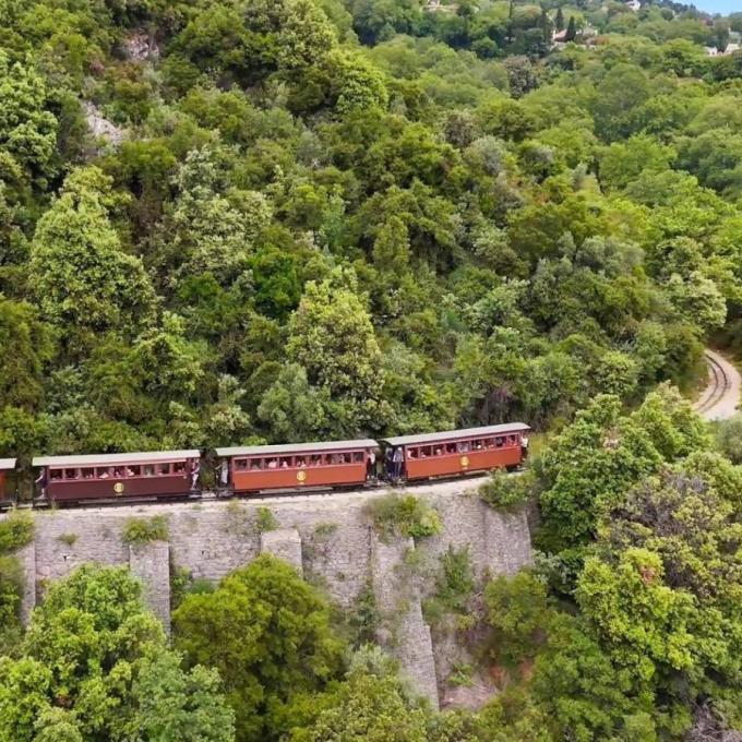 Στην Ελλάδα ένα από τα πιο όμορφα τρένα της Ευρώπης -Η μαγευτική διαδρομή που σε ταξιδεύει στον χρόνο με μόνο 10 ευρώ