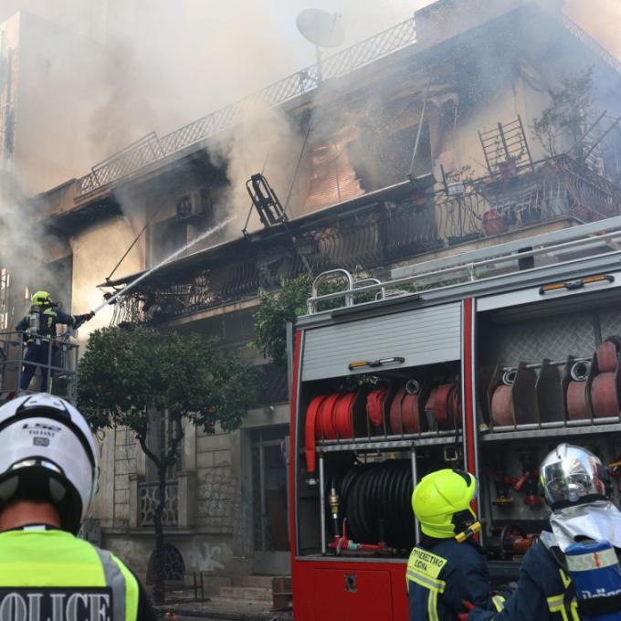 Καλλιθέα: Η συγκλονιστική στιγμή που η ένοικος του φλεγόμενου σπιτιού πηδά από το μπαλκόνι