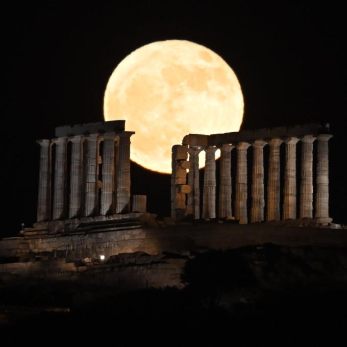 Πανσέληνος του «Κόκκκινου Ελαφιού»: Πότε θα απολαύσουμε το ολόγιο φεγγάρι του Ιουλίου