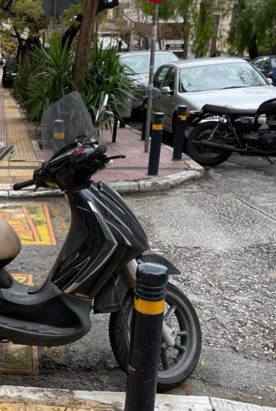 Μηχανάκια πάνω στο πεζοδρόμιο; Έρχεται εφαρμογή για ψηφιακό «κάρφωμα»