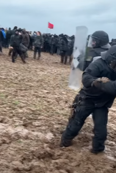 Πρωτοφανές βίντεο - Αστυνομικοί κόλλησαν στην λάσπη στη Γερμανία