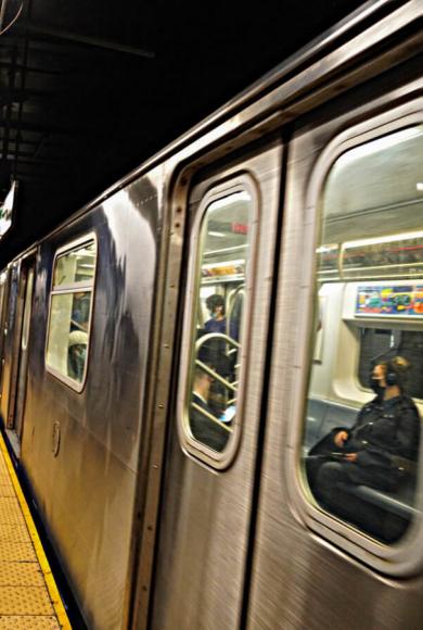 Αστυνομικοί στο Μανχάταν τράβηξαν άνδρα από τις ράγες του μετρό δευτερόλεπτα πριν περάσει το τρένο