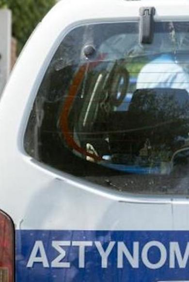 19χρονος έσπρωξε αστυνομικό και διέφυγε τρέχοντας από τα γραφεία της ΥΚΑΝ 