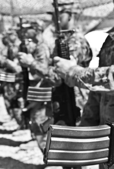 ΣΤΡΑΤΙΩΤΕΣ ΟΠΛΑ