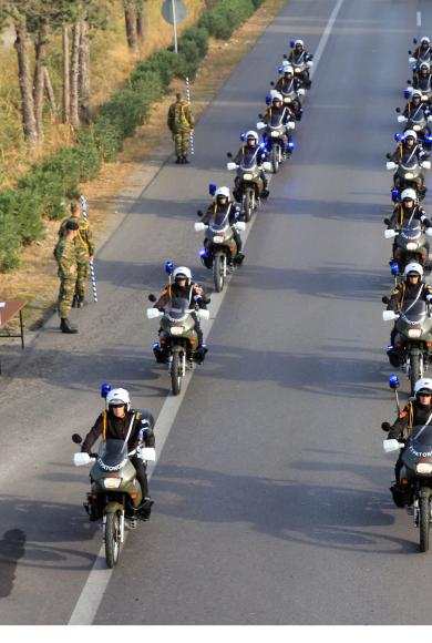 ΔΟΚΙΜΑΣΤΙΚΗ ΠΑΡΕΛΑΣΗ ΜΗΧΑΝΟΚΙΝΗΤΩΝ ΤΜΗΜΑΤΩΝ ΣΤΗΝ ΕΘΝΙΚΗ ΟΔΟ ΘΕΣΣΑΛΟΝΙΚΗΣ