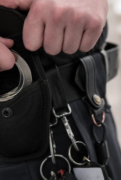 Συνελήφθη μεσημβρινές ώρες χθες, Παρασκευή 17 Νοεμβρίου 2023, από αστυνομικούς της Υποδιεύθυνσης Δίωξης Εγκλημάτων κατά Ζωής και Ιδιοκτησίας της Διεύθυνσης Ασφάλειας Αττικής, κατόπιν σχετικού εντάλματος σύλληψης, 34χρονος για υπόθεση ναρκωτικών στην Κυψέλη.  Ειδικότερα, το Σάββατο, 7 Οκτωβρίου 2023, εντοπίστηκε και κατασχέθηκε όχημα, στο οποίο, με τη συνδρομή αστυνομικού σκύλου, εντοπίστηκαν, σε ειδικά διαμορφωμένες κρύπτες, -119- αυτοσχέδιες συσκευασίες που περιείχαν συνολικά -85,2- γραμμάρια κοκαΐνης, οι 