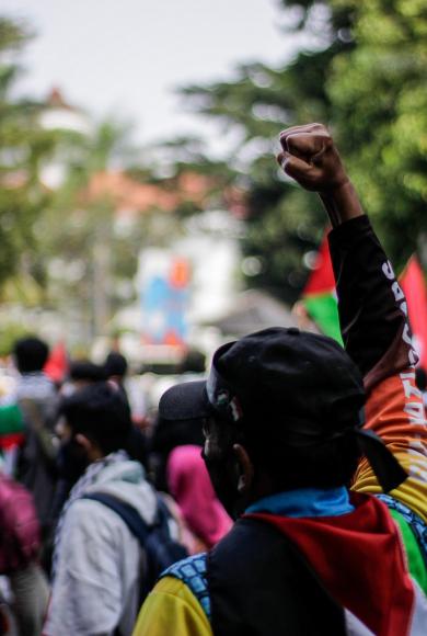 Η αστυνομία του Λονδίνου συγκρούστηκε με ακροδεξιούς διαδηλωτές κατά την έναρξη διαδήλωσης υπέρ των Παλαιστινίων